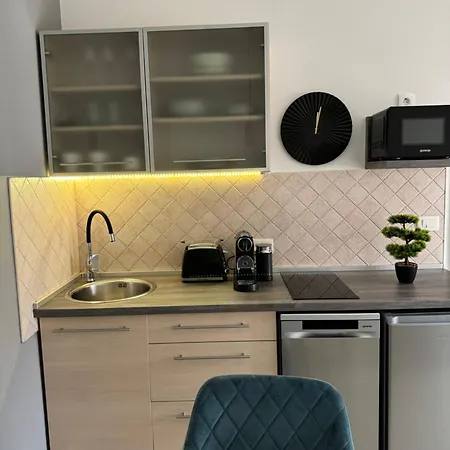 Leone Apartments With Free Parking *