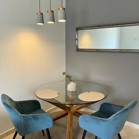 Leone With Free Parking *