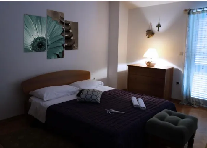 Leone With Free Parking * Πούλα