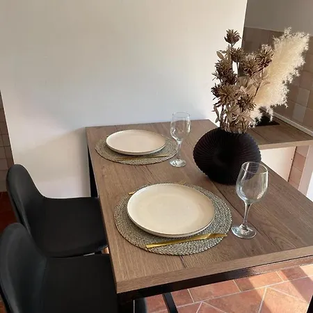 T&S Apartments With Free Parking Apartment *