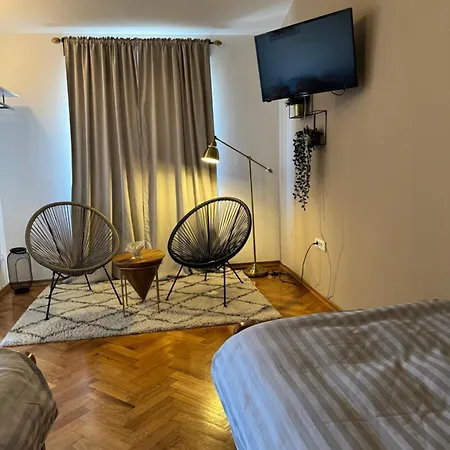 Leone With Free Parking *